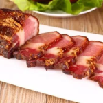 小姐姐洗腊肉,小姐姐教你轻松洗净腊肉，美味重现