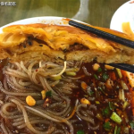 武汉小姐姐吃肥肠粉视频,美味诱惑让人垂涎三尺